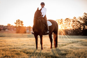 Mädchen auf Pferd im Sonnenaufgang