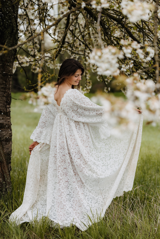 Hochwertiges, fließendes Kleid in weißer Farbe, getragen bei einem Outdoor-Shooting – für Kundinnen ausleihbar zu jedem Fotoshooting