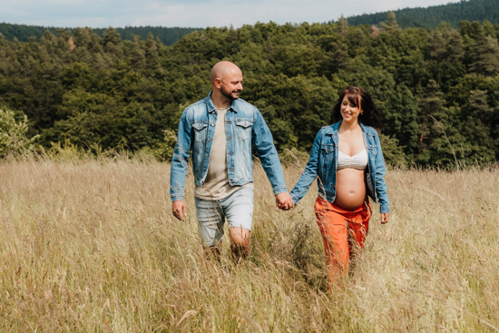 Babybauch-Shooting zu zweit in der Wiese