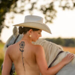 Cowegirl mit Pferd
