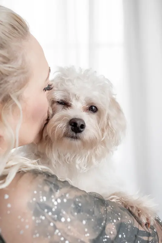 Frau mit Hund im Studio