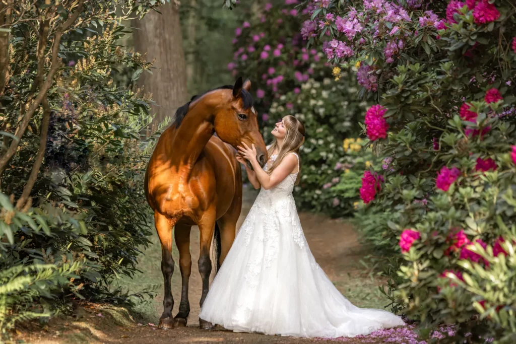 Braut mit Pferd in Blumenwald