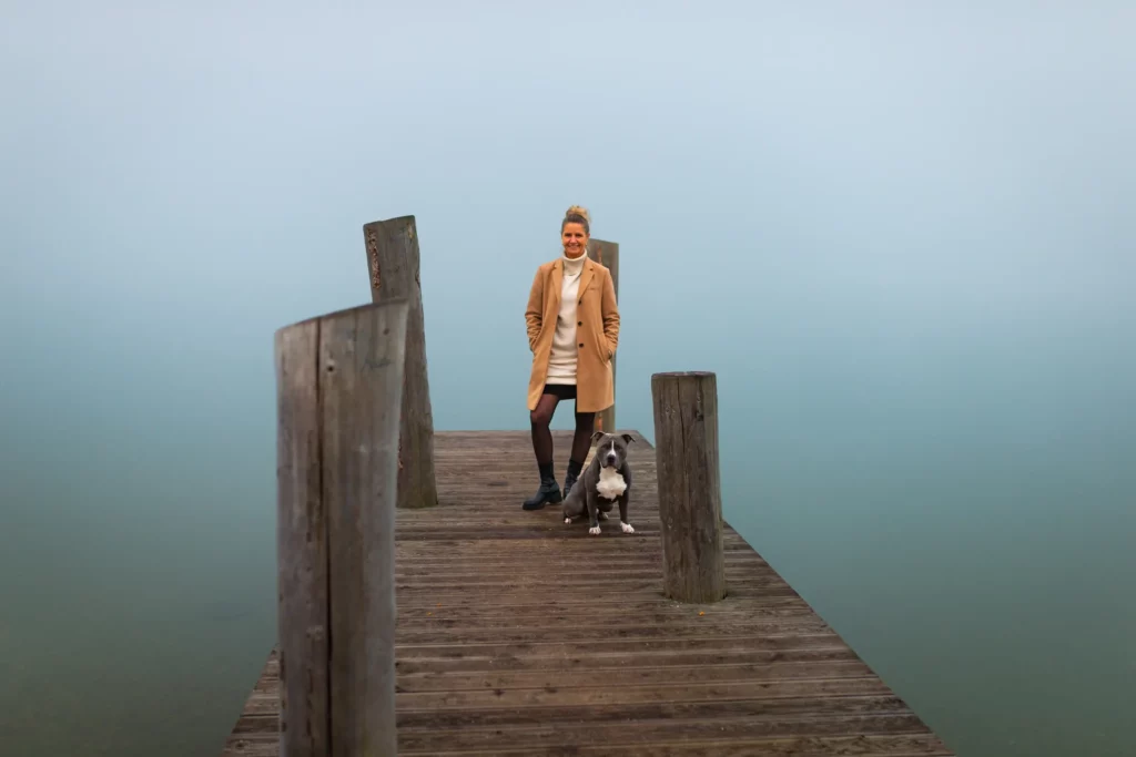 Frau mit Hund auf einem Steg