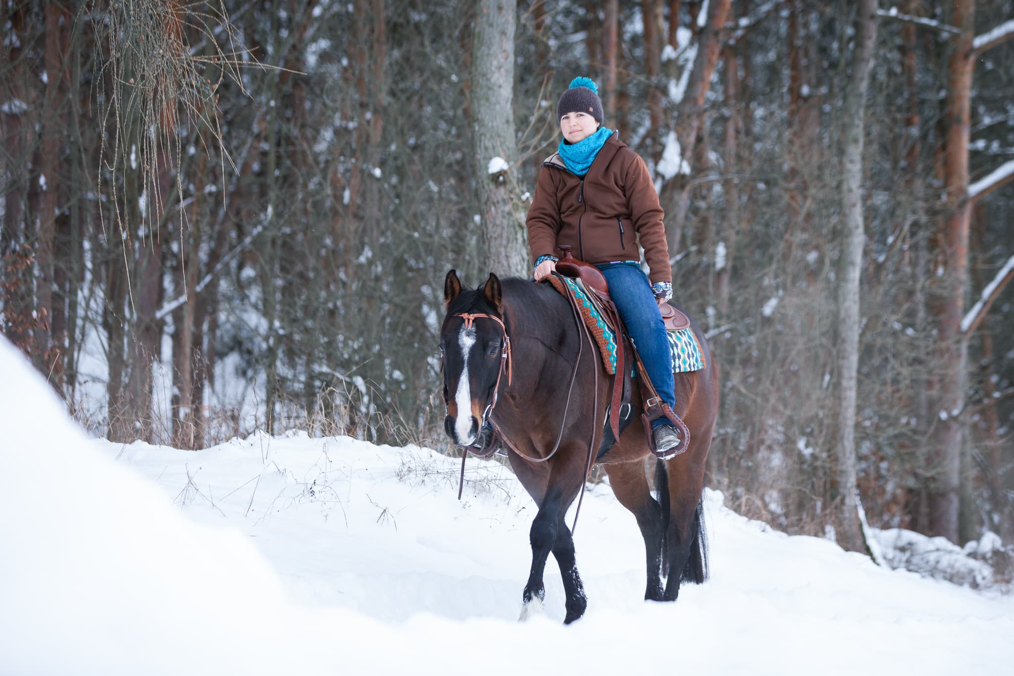 Reiterin auf Pferd im Schnee
