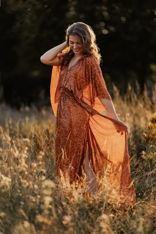 Frau im glitzernden Kleid im Sonnenlicht