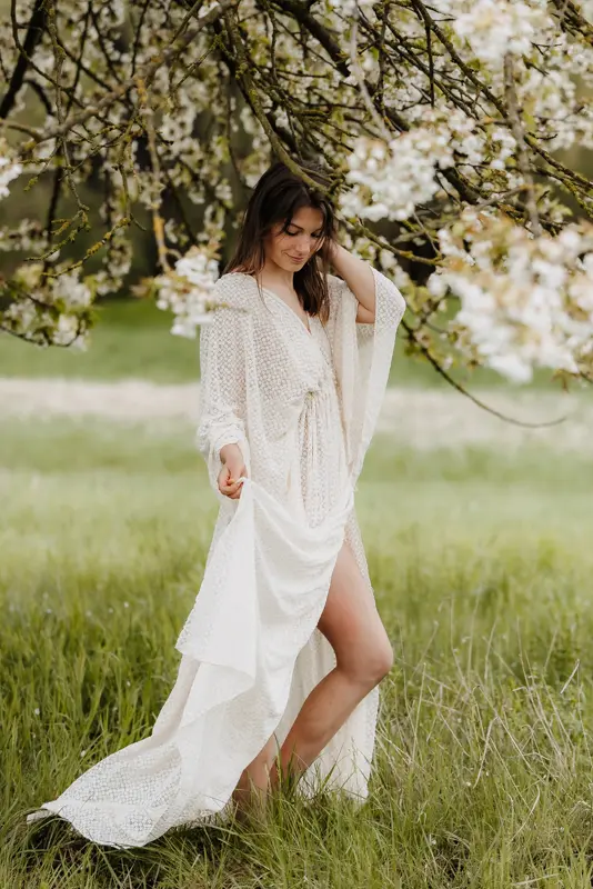 Frau in cremefarbenem Kleid im Freien
